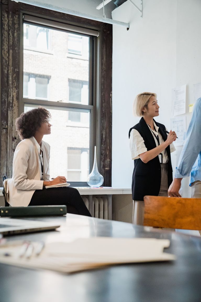 Collega's werken samen op kantoor