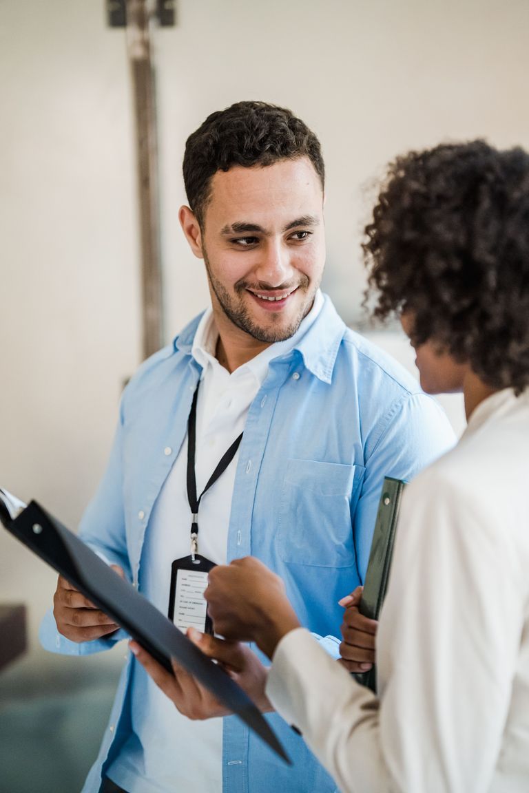 Collega's bespreken samen documenten
