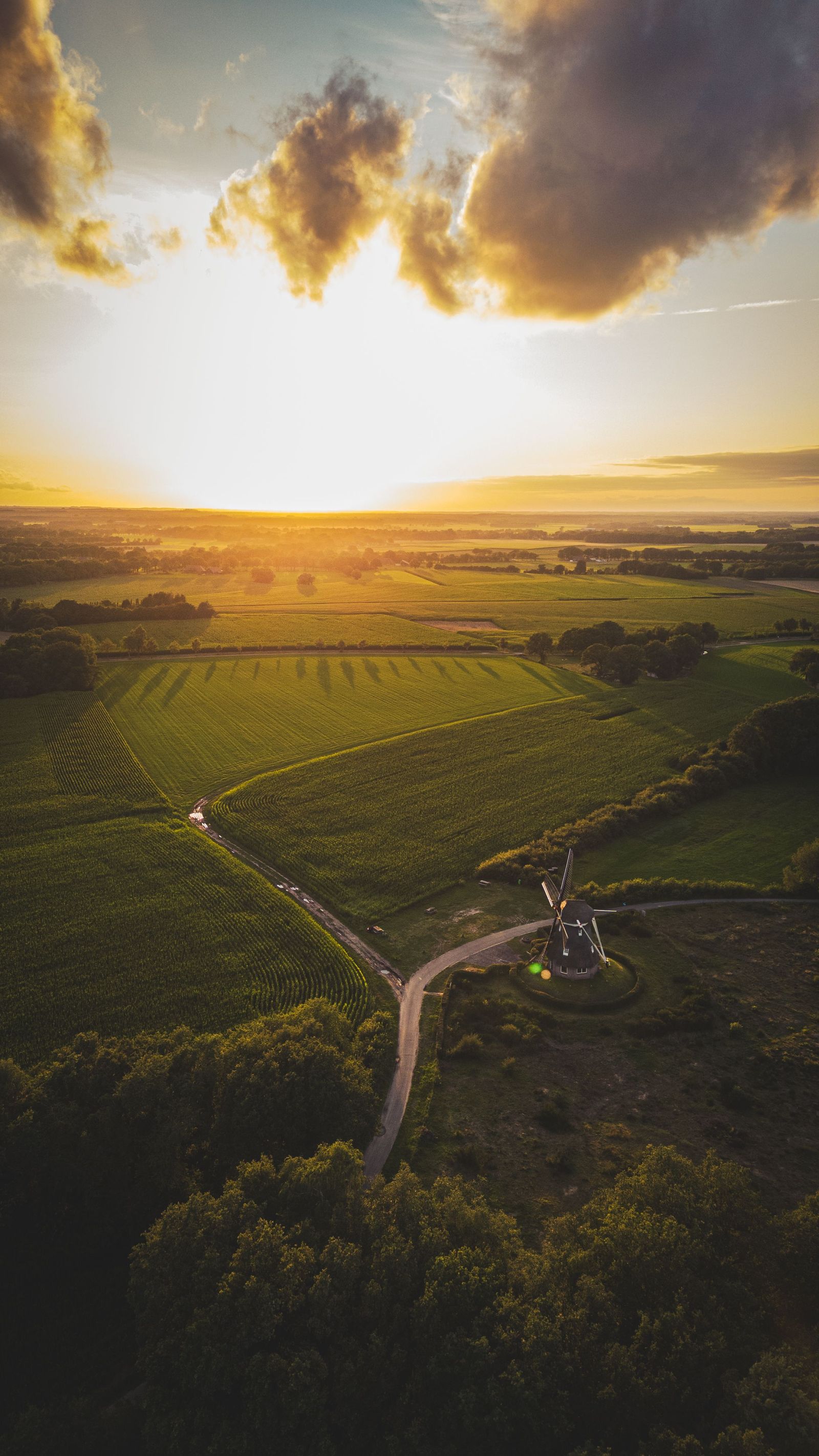 Gouden zonsondergang boven landbouwvelden