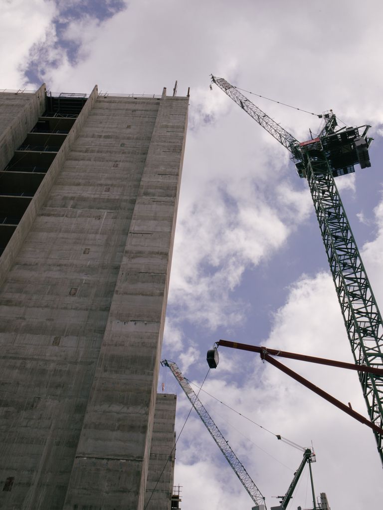 Bouwkraan bij een modern gebouw in aanbouw