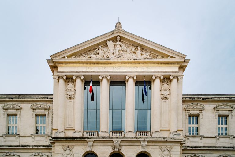 Historisch gerechtsgebouw met klassieke architectuur