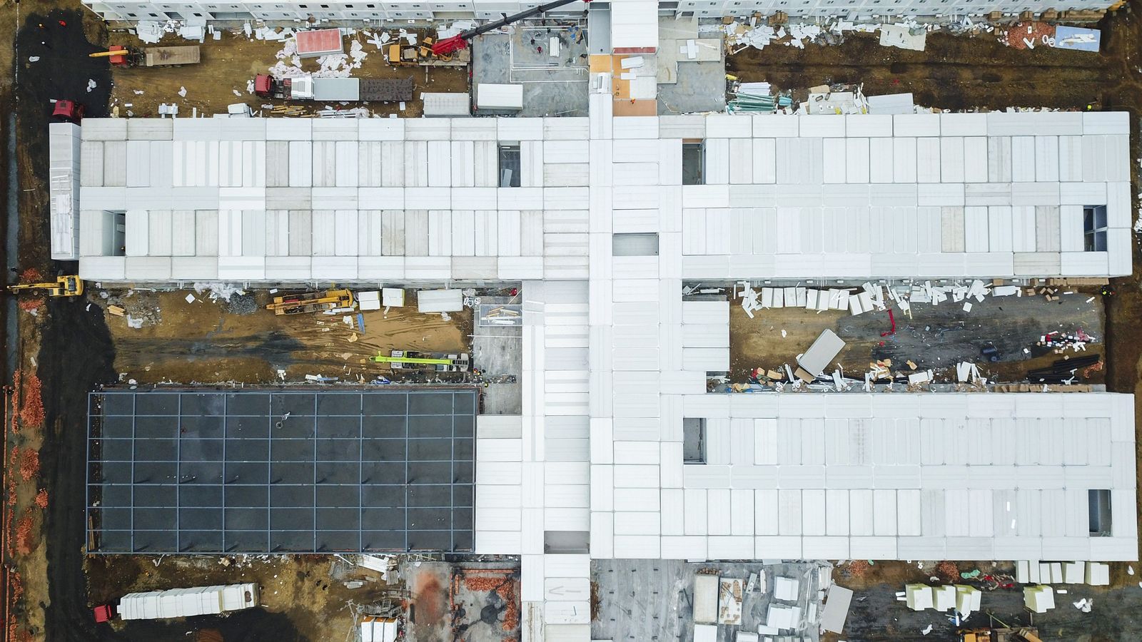 Luchtfoto van een bouwplaats tijdens de bouwwerkzaamheden