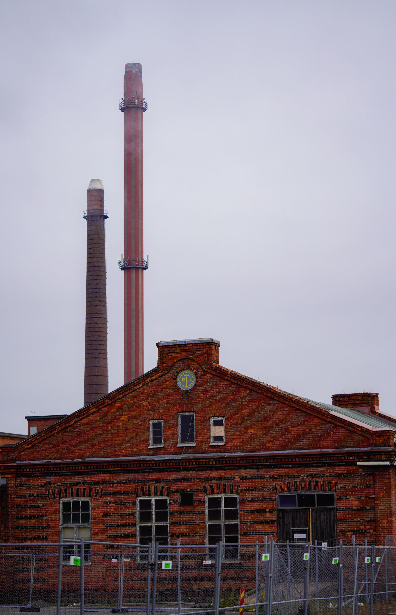 Industriële fabriek met bakstenen schoorstenen