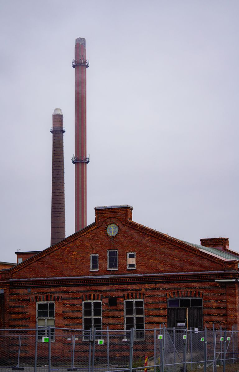 Industriële fabriek met bakstenen schoorstenen