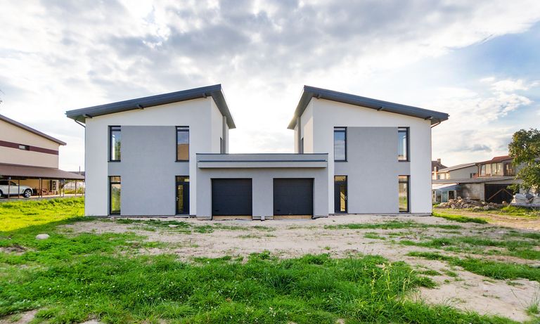 Twee moderne woningen met een symmetrisch ontwerp