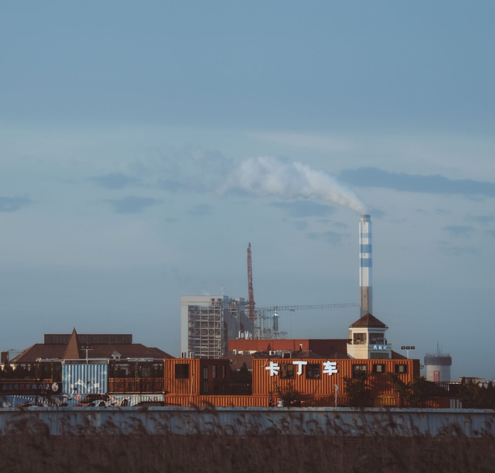 Stedelijk fabriekslandschap met een schoorsteen