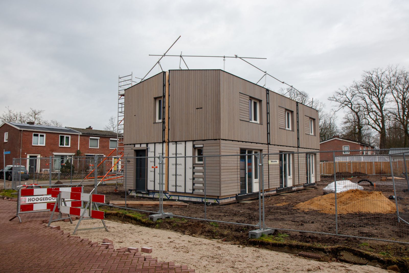 Nieuwbouwwoning in aanbouw onder een bewolkte hemel