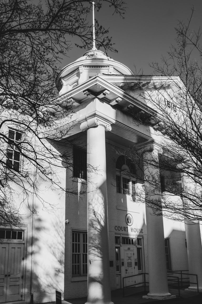 Historisch gerechtsgebouw met zuilen