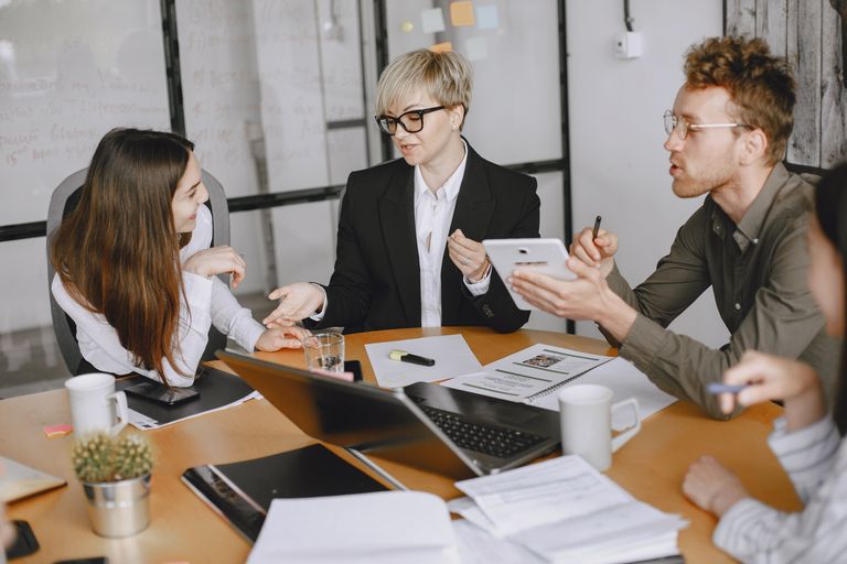 Zakelijk overleg tussen collega's tijdens een brainstormsessie