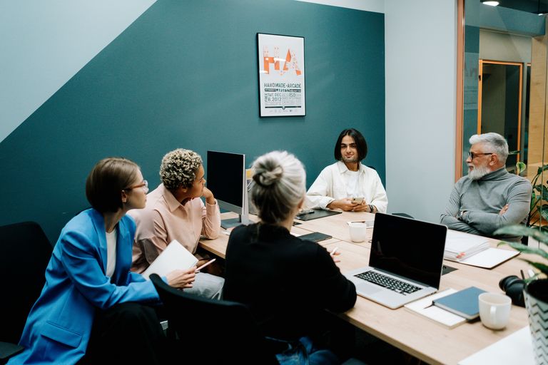 Teamoverleg op kantoor tijdens een werkbespreking