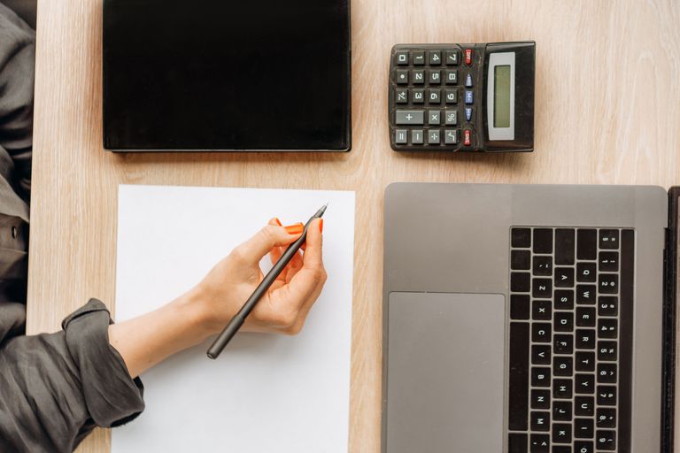 Pen en documenten op een bureau